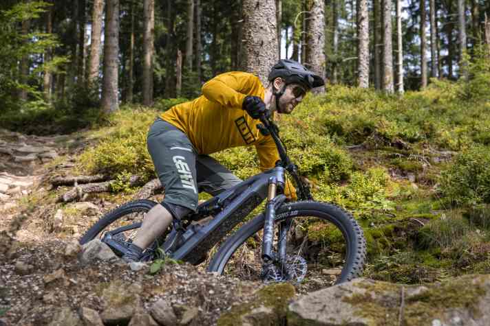 Downhill, the No Pogo R7000 strikes a good compromise between smoothness and agility.