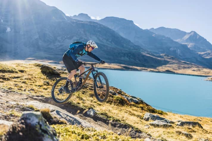 Spielerisches Handling? Nicht alle Bikes im Test fühlen sich in der Abfahrt so wohl wie die Modelle von Giant (im Foto) und Specialized, Canyon und Rocky.