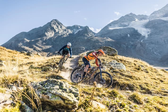 Wer sich den Einstieg zum Trail noch mit reiner Muskelkraft erarbeitet, ist mit einem Trailbike bestens bedient.