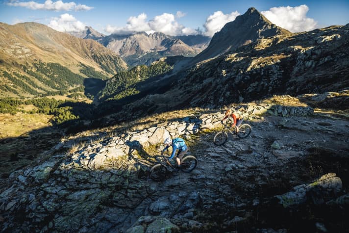 The photos for our test were taken in Livigno. However, we tested the trail bikes on the trails of the MTB Zone bike park on the Geißkopf.