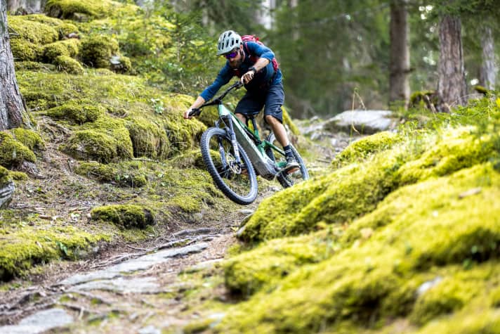 The final descent from Döss Radond down to Sta. Maria enchants with 1000 metres of descent. Either on a rooty trail or on an easy gravel road.
