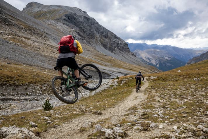 Trail fun at an altitude of over 2500 metres. If you're lucky, you might even spot a bearded vulture in the sky. They are making their rounds again in the Swiss National Park.
