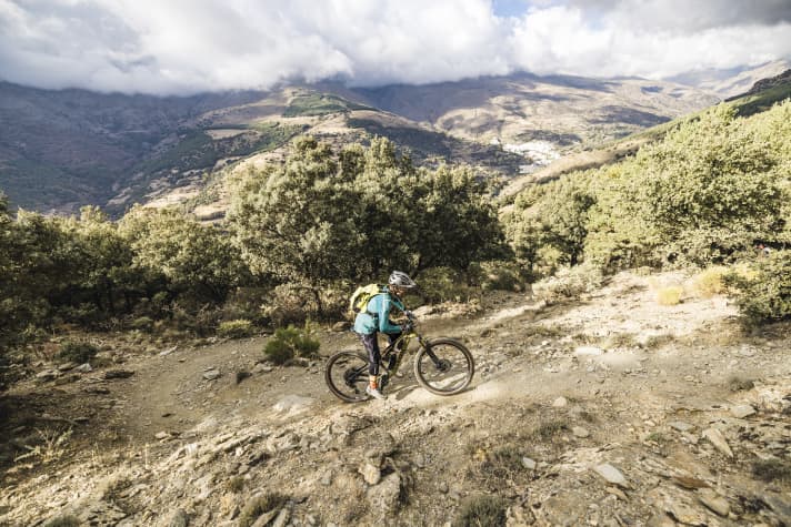 Pleasant to pedal: The rear suspension remains nice and smooth on the climbs, so you can climb the mountains efficiently.
