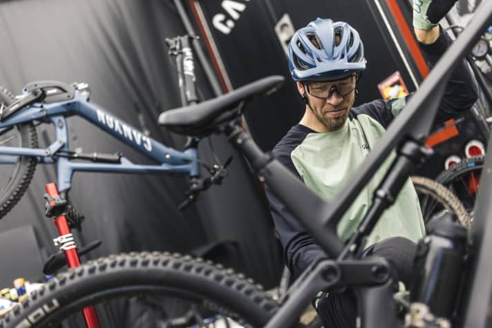 EMTB-Redakteur Florentin Vesenbeckh beim Erstkontakt und Setup mit dem Canyon Neuron:On CF.