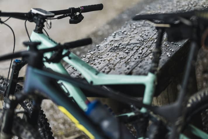 Zu den Rückschlägen von Alberts Mission 3000 gehörten Hagelschauer und ein defektes Carbon-Bike. Auch mental eine Herausforderung!