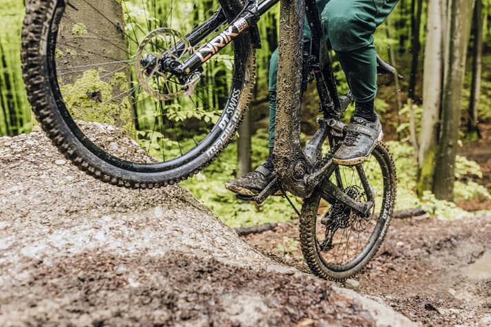 The Bosch SX is very good at getting uphill with a lot of momentum. However, when the speed and therefore the rider's cadence drops, the thrust is only moderate. This can lead to difficulties on steps.