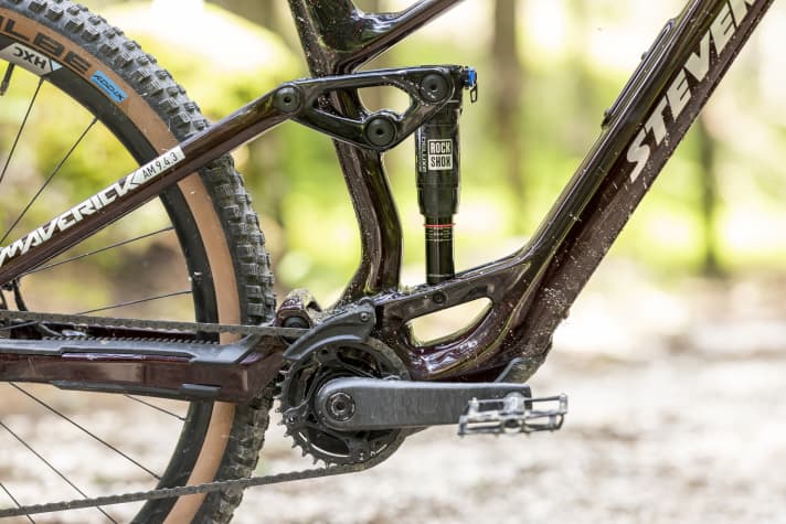 The damper rocker is also made of carbon. This saves 180 grams compared to aluminium.