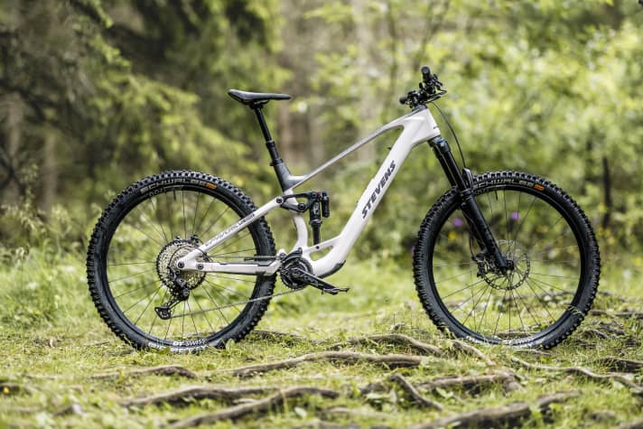 The E-Maverick ED 9.4.3 with 160 mm travel focuses more on downhill riding.