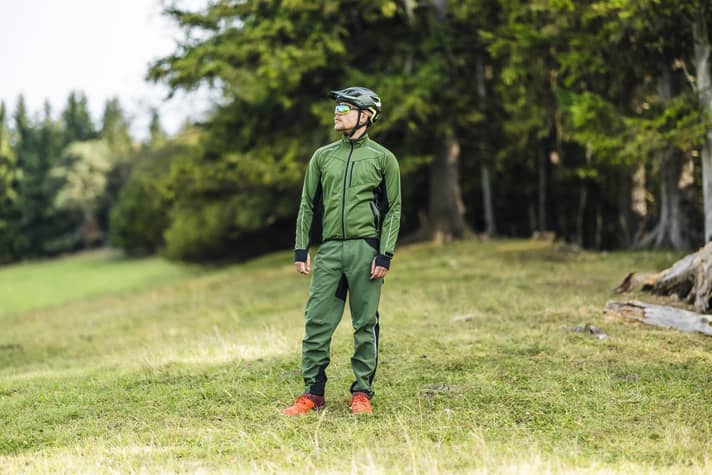 The sporty jacket does not go perfectly with the casual trousers on the inexpensive combi from Zweirad Stadler