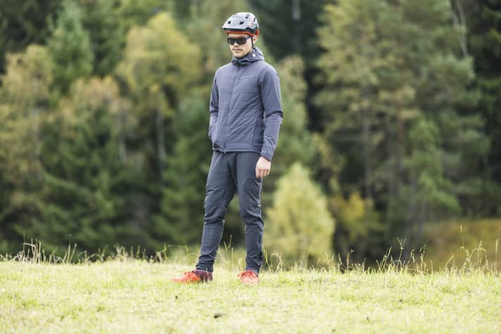 Die wärme Isolations-Kombi bietet Pearl Izumi nur für Männer