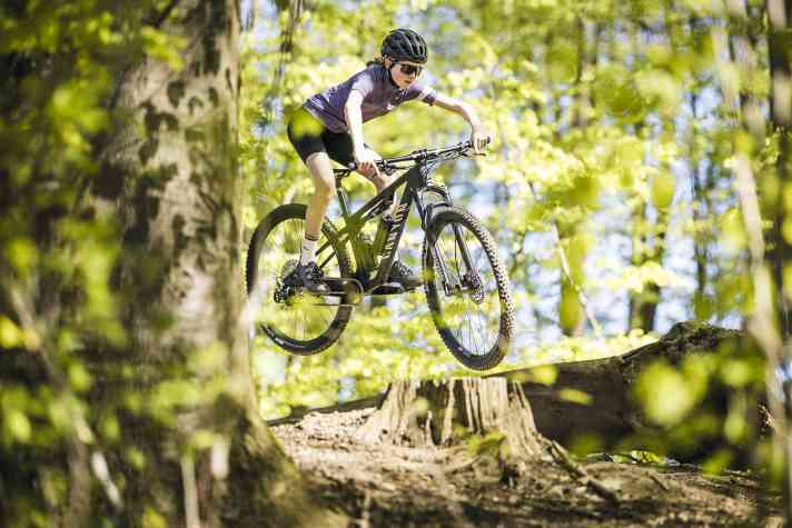 Inzwischen gibt es für Kinder und Jugendliche richtig coole Mountainbikes. Die Einsatzbereiche reichen von Race bis Downhill.