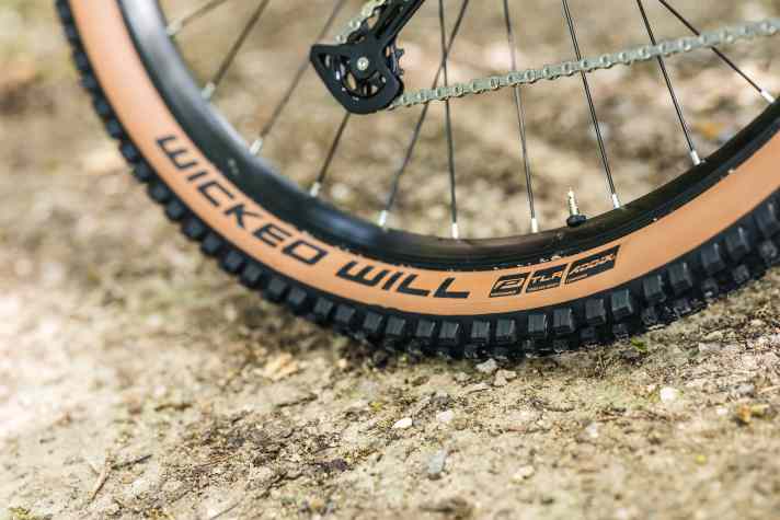 Die Schwalbe-Reifen aus der günstigen Performance-Reihe sind fürs Gelände schwach profiliert und obendrein mit einer härteren Gummi­mischung ausgestattet. Die Trail-Performance lässt sich mit griffigeren 
Pneus leicht aufbessern!