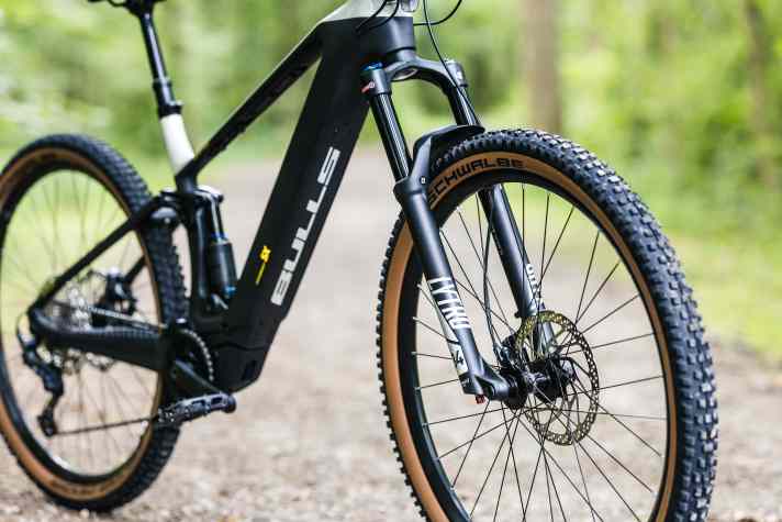 The SR Suntour fork works very defined, but offers only moderate comfort. Small impacts in particular are felt quite clearly by the rider.