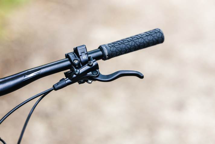 The long levers of the affordable Shimano brakes are not very ergonomic. The bite of the four-piston stoppers should also be more powerful for long and steep descents.