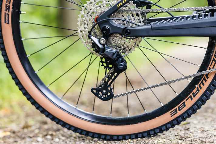 Hard to beat in terms of value for money: The Hyperglide Deore twelve-speed, technically M6100, is almost on a par with the legendary XT in terms of functionality. Our recommendation for off-road bikers without a motor.