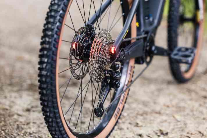 Im Ausfallende des Carbonrahmen ist ein schlankes Rücklicht integriert, das vom Haupt-Akku mit Strom versorgt wird. So ist das Sicherheitslicht immer am Bike und immer einsatzbereit – ohne die sportliche Optik des Bikes zu stören. Top!