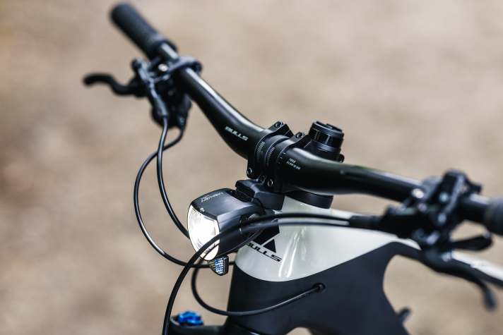 The Monkeylink adapter under the cockpit is fitted ex works, the matching light is available as an optional accessory. Connected and disconnected in seconds and supplied with power from the e-bike battery.