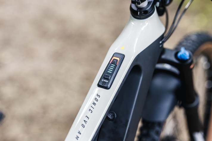 The Bosch system controller in the top tube uses coloured LEDs to show the battery level and selected cadence. There is no larger display ex works.