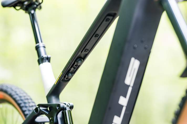 A bottle cage - and therefore also the optional range extender - is located under the top tube. This is unusual and is due to the lateral battery removal.