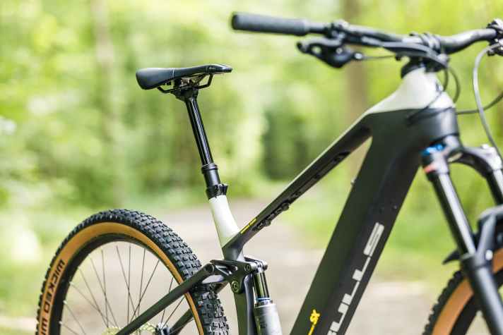 The telescopic support provides 150 millimetres of adjustment travel.