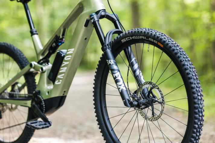 Die Fox 34 arbeitet feinfühlig, ist mit ihren dünnen Rohren für ein abfahrtsstarkes 20‑Kilo-Bike aber zu schmächtig dimensioniert. Das beschneidet die Trail-Stärke des Bikes unnötig. Für leichte Fahrer im zahmen Gelände kein echtes Problem.