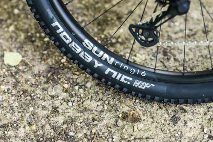 Der Nobby Nic mit harter Speedgrip-Gummi­mischung rollt schnell und leise, das ist gut auf asphaltlastigen Touren. Im Geländeeinsatz wäre ein griffigeres Profil wünschenswert. Immerhin steckt der Pannenschutz der Supertrail-Karkasse auch wildere Abfahrten weg.