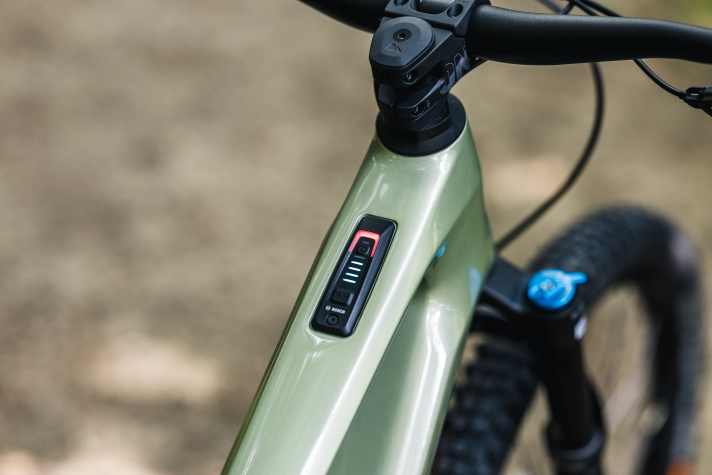 Bei den Bedienelemente greift Canyon zur klassischen Kombi aus kabelloser Mini-Remote und dem Systemcontroller im Oberrohr.