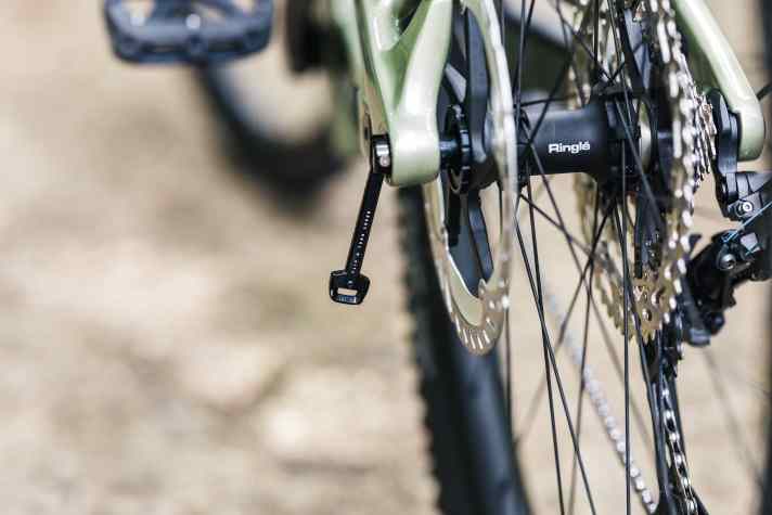 Die meisten Bikes verzichten inzwischen auf einen Hebel an der Steck­achse. Bei Canyon ist dieser in der Achse integriert und kann zum Laufradwechsel herausgezogen werden. Smart und unauffällig!