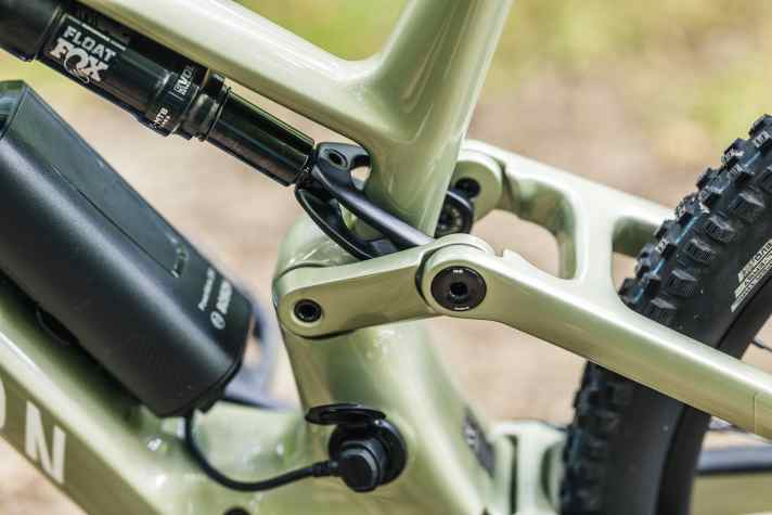 Not only the main frame, but also the rear triangle and even the rocker arm are made of carbon.