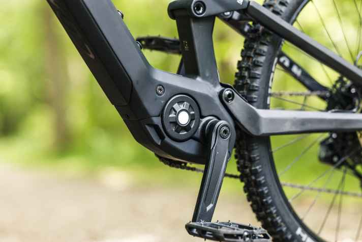 Nein, das ist kein geheimer Prototyp. Die SX-Plakette verabschiedete sich im Testbetrieb schnell vom Bosch-Aggregat. Ein rein optischer Mangel, der bei Bosch-Antrieben leider keine Seltenheit ist.