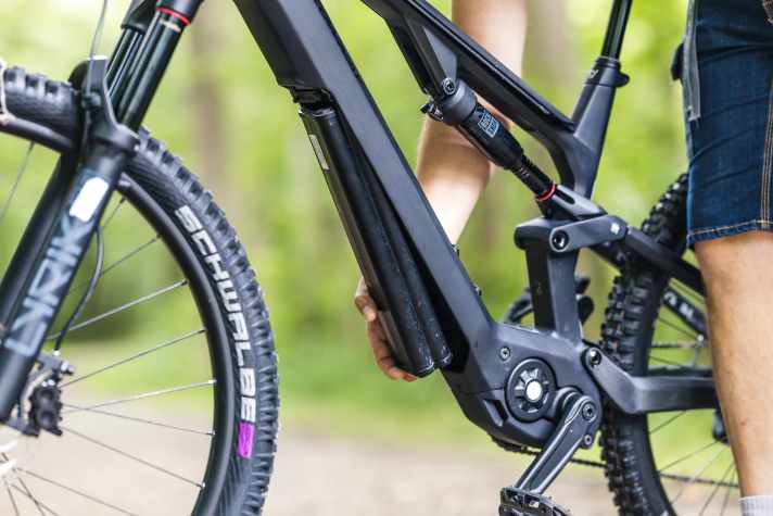 The Bosch Compact Tube 400 can be removed from the down tube in no time at all at the touch of a button.