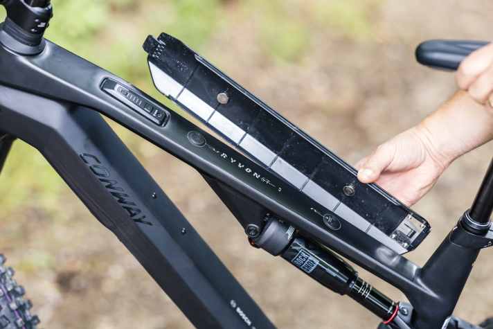 To make removing the battery as user-friendly as possible, Conway has even provided a magnetic parking space for the cover. This means that the cover is always in place when the battery is being charged.