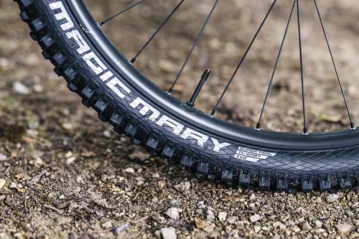 Der besonders griffige Vorderreifen mit Supersoft-Gummi zeigt die konsequente Ausrichtung des Ryvon auf Trail-Stärke. Im Gelände gibt der Pneu viel Führung und Sicherheit. Dafür rollt er auf harten Böden zäher.