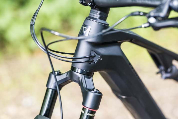 The cables run classically behind the head tube into the frame.