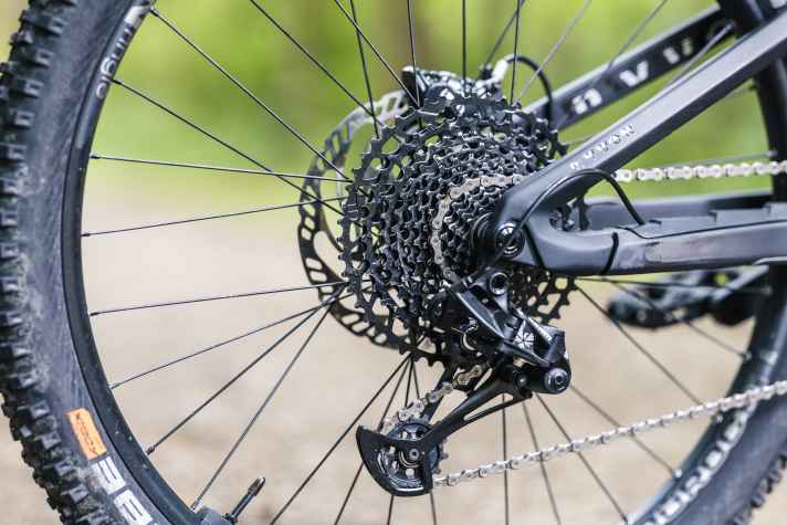 Gespart wird an der Schaltung. Die SX-Kassette von Sram ist nicht nur deutlich schwerer als hochwertigere Eagle-Kassetten. Sie hat mit 11–50 Zähnen auch eine geringere Bandbreite (Eagle-Standard: 10–52 Zähne). Achtung: Ein anderer Freilauf kann ein Update kompliziert gestalten.