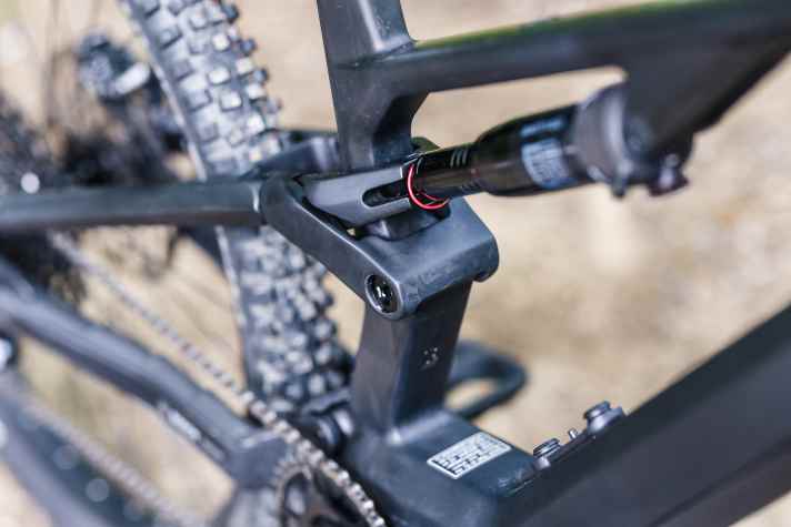 Not only the main frame, but also the rear triangle and rocker arm on the Conway Ryvon ST are made of carbon.