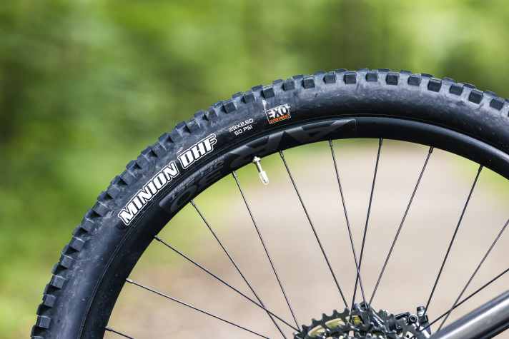 Spaßbremse, Teil 2:  Die Maxxis-DHF-Reifen stammen aus der günstigen Produktreihe und können weder bei Grip und Traktion noch beim Pannenschutz mit den Abfahrtsqualitäten des Jam² SL mithalten. Schade, hier verschenkt Focus Potenzial.