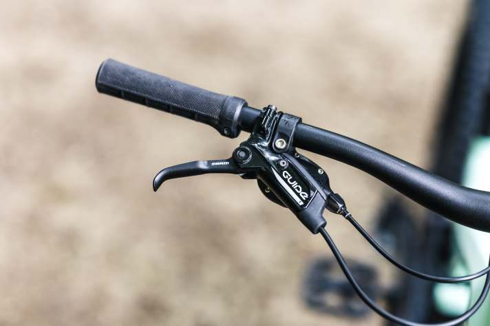 Die günstigen und veralteten Guide‑T-Bremsen von Sram sind auffallend schwach und bremsen auf langen Abfahrten den Fahrspaß stärker als das Bike. Schade!