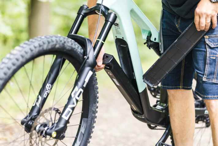 The high-capacity 430 Wh battery can be removed quickly and easily from the down tube. This is a rarity among lightweight e-MTBs. To achieve this, Focus has omitted a charging socket from the frame. The battery must therefore be removed in order to charge it.