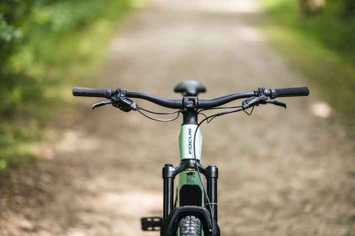 The very wide handlebars, with a good amount of rise, bring the cockpit up to a considerable height.