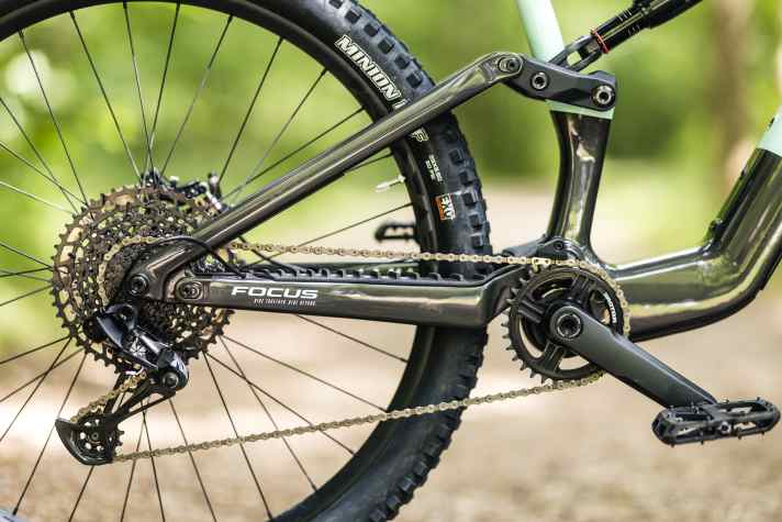 The chainstay length can be adjusted by 7 mm using two separate flip chips. Unfortunately, there is no clear labelling, which makes the conversion confusing. Shown here: The correct, long setting. The steering angle can also be adjusted via the bearing shells. All in all, this results in significant differences in riding behaviour. Top!