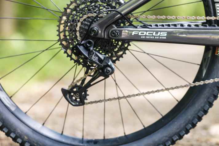 Die Sram SX/NX-Schaltung ist kein Ausstattungs-Highlight. Bei korrekter Einstellung funktioniert sie im Gelände aber ganz passabel.