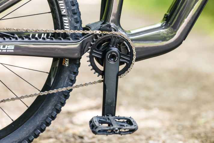 The 32 t chainring enables energy-saving climbing even on long climbs. The long chainstay protector is also exemplary.