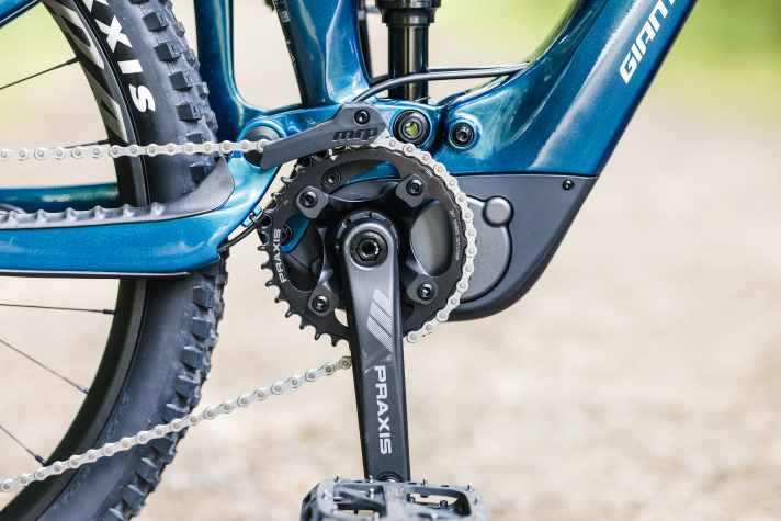 At 36 teeth, the chainring is too large. The motor does have enough torque to push through heavier gears. However, battery-saving riding on hills is impossible with the high gear ratio.