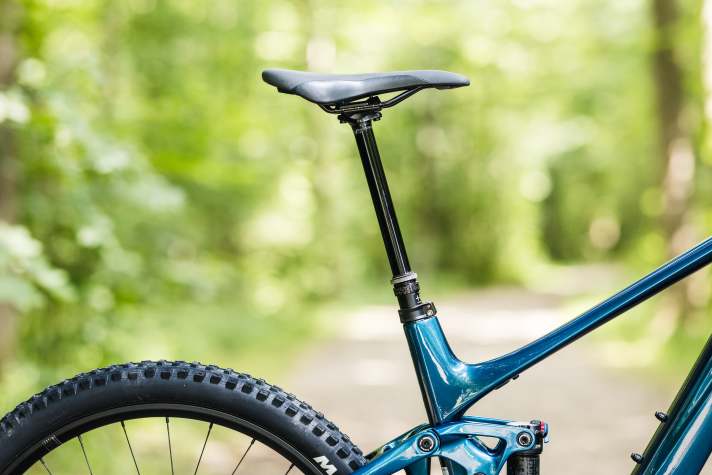 Die Teleskopstütze bietet nicht nur starke 200 Millimeter Verstellweg. Der Hub ist auch anpassbar, damit jeder in den Genuss maximaler Bewegungsfreiheit kommt und Biker mit kurzen Beinen ebenfalls auf das Rad passen.