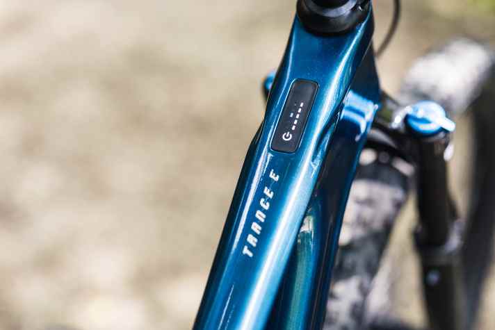 The battery status and selected support level are displayed via coloured LEDs in the top tube.