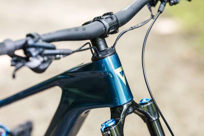 The cables run via the headset into the inside of the frame, which avoids cable clutter on the cockpit.