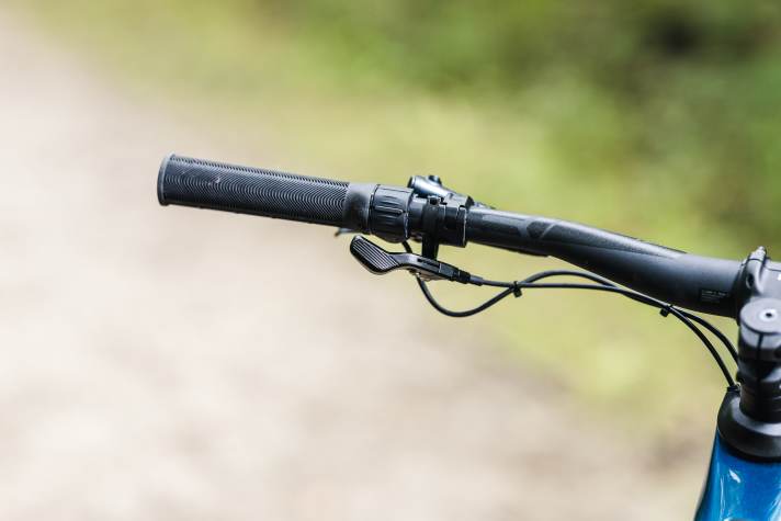 The switch for the support levels is slimly integrated into the left grip. The feedback at the touch of a button is good.