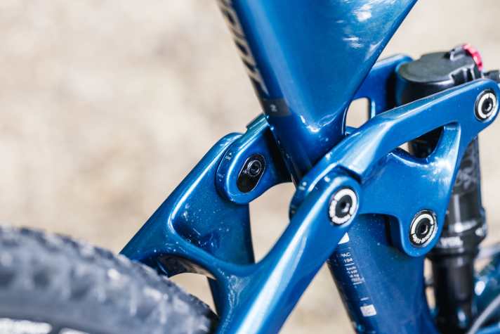 Even in the slacker geometry setting, the angles are rather steep and the bottom bracket is quite high. We liked this position much better in the practical test than the very tame, steep setting.