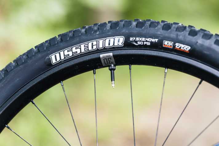 A puncture-prone tyre with a thin exo-carcass is fitted to the rear wheel of all places. This requires a higher tyre pressure off-road - at the expense of comfort, traction and riding safety.